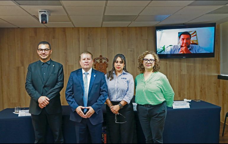 En la pantalla se encuentra Martín Licona Rosales, ganador del concurso de cuento. CORTESÍA