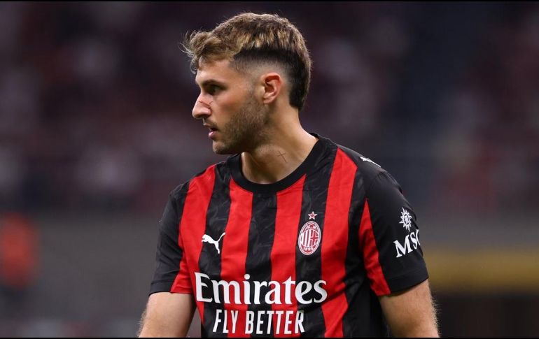 Santiago Giménez disputó los 90 minutos en la derrota de su equipo, aunque el gol se le negó para cambiar el rumbo del encuentro. X/ @acmilan.