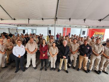 , Laura Imelda Pérez Segura, encabezó un reconocimiento a las y los bomberos de la demarcación. CORTESÍA