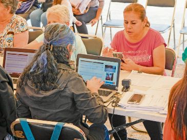 Adultos mayores reciben su tarjeta de transporte gratuito del programa “Yo Jalisco, Apoyo para el Transporte”. ESPECIAL