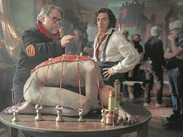 “Frankenstein”. El director tapatío, Guillermo del Toro, da indicaciones a su protagonista Oscar Isaac. CORTESÍA