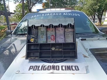 Elementos de la comisaría detuvieron a un hombre que presuntamente entró a robar la caja registradora de una farmacia. ESPECIAL.