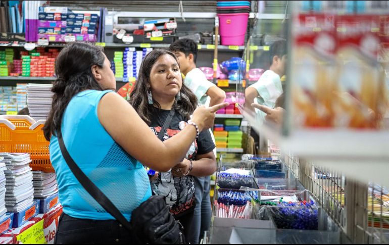 Los precios de los materiales escolares superan lo básico de la SEP, obligando a ajustar el presupuesto familiar. EL INFORMADOR/Archivo