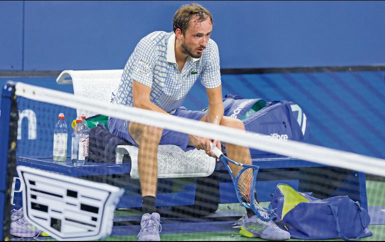 Daniil Medvedev rompió su raqueta tras perder ante Benjamin Bonzi en su duelo de primera ronda del US Open del pasado domingo. AFP