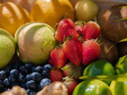 Consumir frutas junto a fuentes de proteínas o grasas saludables ayuda a mantener niveles de glucosa más estables. Canva