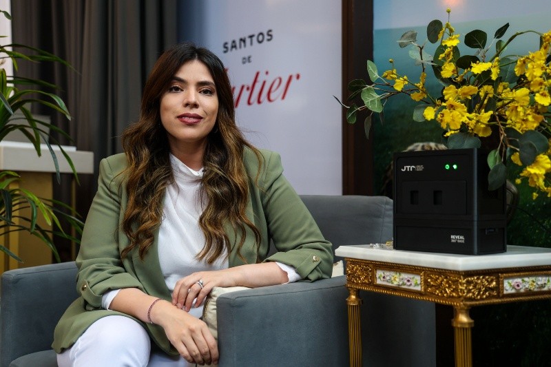 María Fernanda Vergara explica que decidieron hacer una inversión importante en un dispositivo que permite evaluar el origen de los diamantes que venden para dar mayor tranquilidad a sus clientes.  