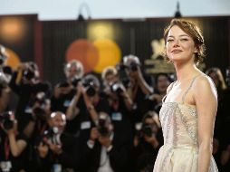 La actriz estadounidense posa en la alfombra roja antes de la proyección de la película “Bugonia”, presentada en competición en el Festival Internacional de Cine de Venecia. EFE