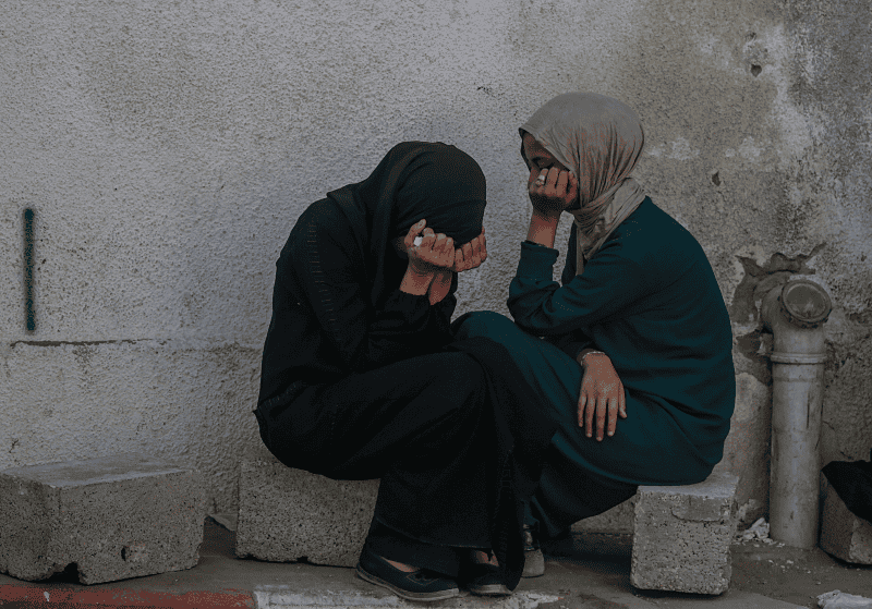 Dos mujeres palestinas en duelo por sus familiares asesinados en el hospital de Al Shifa. EFE / Mohammed Saber