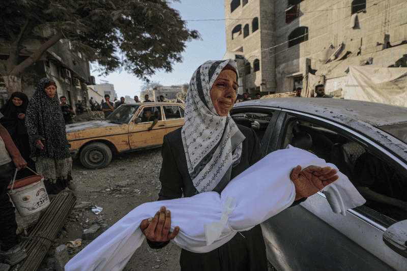 Una madre palestina carga el cadáver de su niño en el hospital de Al Shifa, en Gaza. EFE / Mohammed Saber