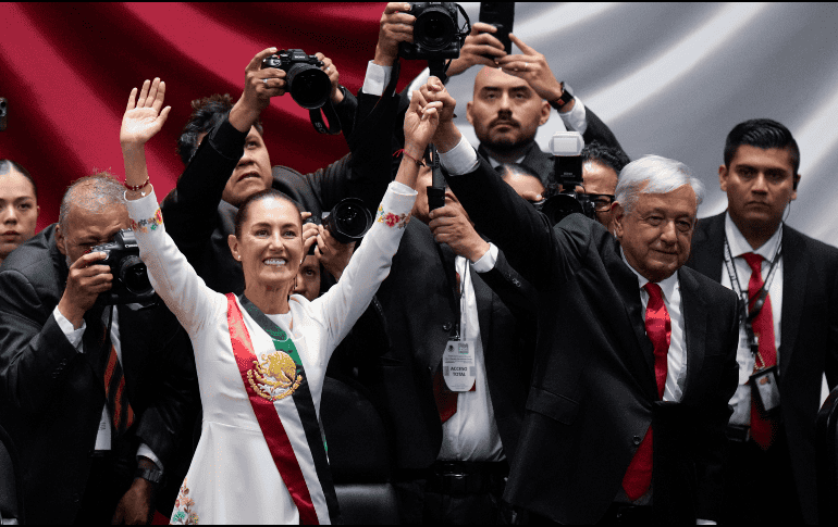 La Presidenta de México, Claudia Sheinbaum, junto a Andrés Manuel López Obrador, en una imagen de la toma de posesión el 1 de octubre del año pasado. EFE / ARCHIVO