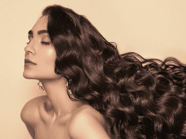 Por más cajas que compres, si estás cometiendo errores antes, durante y después de aplicar un tinte de cabello, es probable que por eso el pigmento no se fije a las hebras. Unsplash