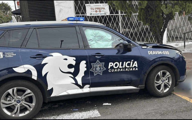 Tras el percance, tanto el oficial conductor de la unidad policial como el conductor del Nissan Tida quedaron en calidad de retenidos mientras se realiza el deslinde de responsabilidades. CORTESÍA