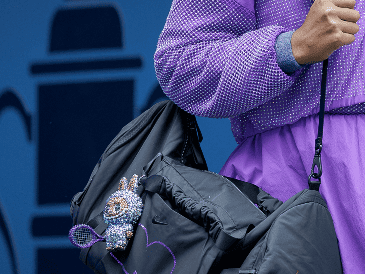 La tenista Naomi Osaka lució el pasado martes por su partido inaugural del campeonato US Open un Labubu en su mochila bautizado como "Billie Jean Bling" y adornado con miles de cristales de Swarovski. EFE / C. Herrera