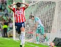 La delantera de Chivas se ha convertido en un dolor de cabeza para la directiva del Guadalajara, ya que no han encontrado a ese delantero letal que le brinde resultados a la institución, pese a regresar elementos de vasta experiencia como Alan Pulido y Javier “Chicharito” Hernández. IMAGO7