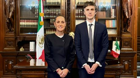 La Presidenta Claudia Sheinbaum subió esta imagen a su cuenta de X con Guido Croxatto, abogado del presidente Pedro Castillo, a quien señaló como “injustamente encarcelado en el Perú”. ESPECIAL