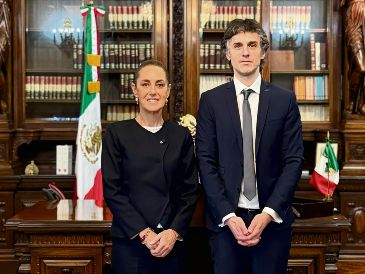 La Presidenta Claudia Sheinbaum subió esta imagen a su cuenta de X con Guido Croxatto, abogado del presidente Pedro Castillo, a quien señaló como “injustamente encarcelado en el Perú”. ESPECIAL