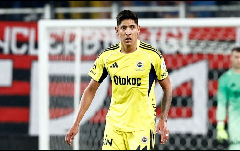 En duelos uno a uno, ganó tres de seis y recibió una falta. En la parte positiva, tuvo una efectividad del 89% en pases. ESPECIAL / X / @Fenerbahçe