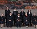 Así lucen Hugo Aguilar Ortiz,  Lenia Batres Guadarrama, Yasmín Esquivel Mossa, María Estela Ríos González, Sara Irene Herrerías, Irving Espinosa Betanzo, Giovanni Azael Figueroa, Arístides Rodrigo Guerrero, en su primera foto al frente al SCJN. ESPECIAL / SCJN