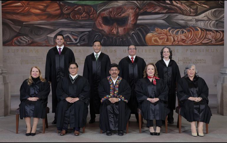 Así lucen Hugo Aguilar Ortiz,  Lenia Batres Guadarrama, Yasmín Esquivel Mossa, María Estela Ríos González, Sara Irene Herrerías, Irving Espinosa Betanzo, Giovanni Azael Figueroa, Arístides Rodrigo Guerrero, en su primera foto al frente al SCJN. ESPECIAL / SCJN