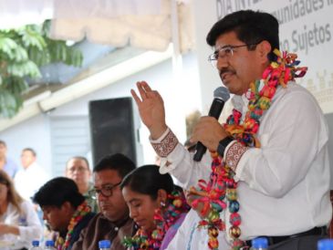 Este lunes, Hugo Aguilar ofreció una breve entrevista a los medios de comunicación en las inmediaciones del Palacio Nacional. ESPECIAL/X @HugoAguilarOrti