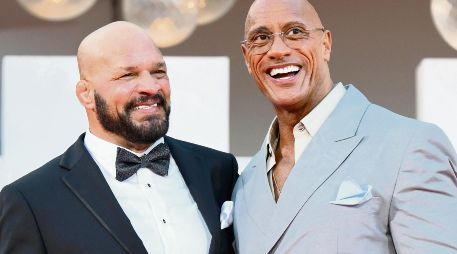 El ex luchador estadounidense de la UFC Mark Kerr posa junto al actor y ex luchador estadounidense Dwayne Johnson, en la alfombra roja de “The Smashing Machine”. EFE