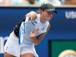 Iga Swiatek pelea para convertirse en la primera tenista, desde Serena Williams, en conquistar el US Open y Wimbledon en la misma temporada. EFE/J. Mabanglo