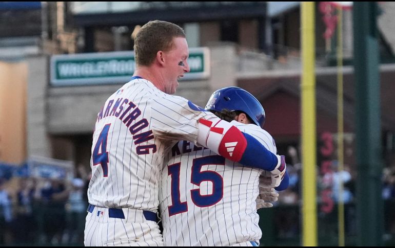 Kelly (derecha) celbra con Crow-Armstrong (izquierda) el sencillo productor de la carrera de la victoria. AP/N. Huh