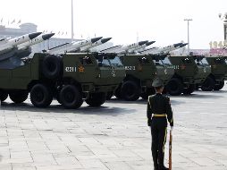 Vehículos blindados portan misiles hipersónicos YJ-15 en el desfile conmemorativo del 80 aniversario del fin de la Segunda Guerra Mundial. EFE/A. Martínez