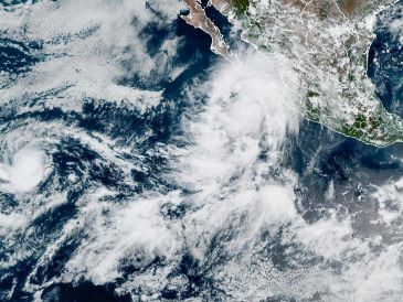 Imagen de satélite que muestra al huracán Lorena sobre la península de Baja California y al huracán Kiko en aguas abiertas del océano Pacífico. AP/NOAA