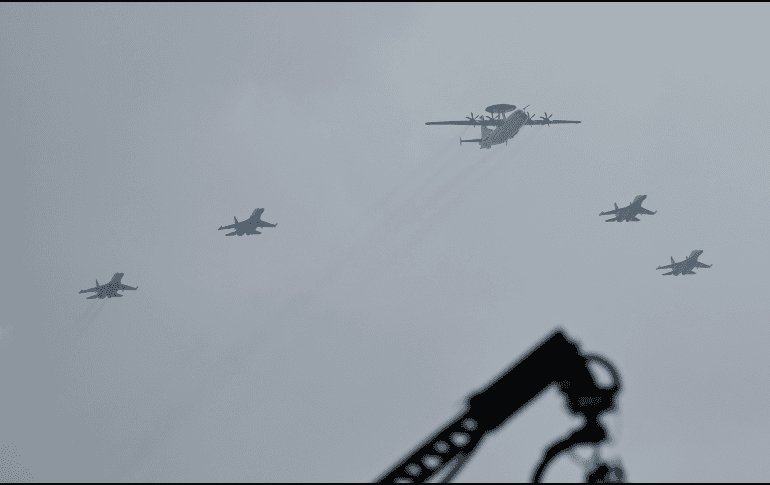 Aviones sobrevuelan el cielo de Beijing durante el desfile militar chino.  EFE/EPA/ANDRES MARTINEZ CASARES
