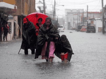 Se estima que "Lorena" toque tierra la mañana del viernes, en la costa occidental de Baja California Sur y, luego de cruzar la península, el sábado, alcance las costas de Sonora. EFE / ARCHIVO