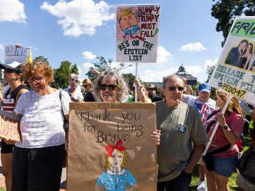 Víctimas del agresor criticaron la cercanía del gobierno de Trump con la expareja de Epstein, Ghislaine Maxwell. EFE/J. LO SCALZO