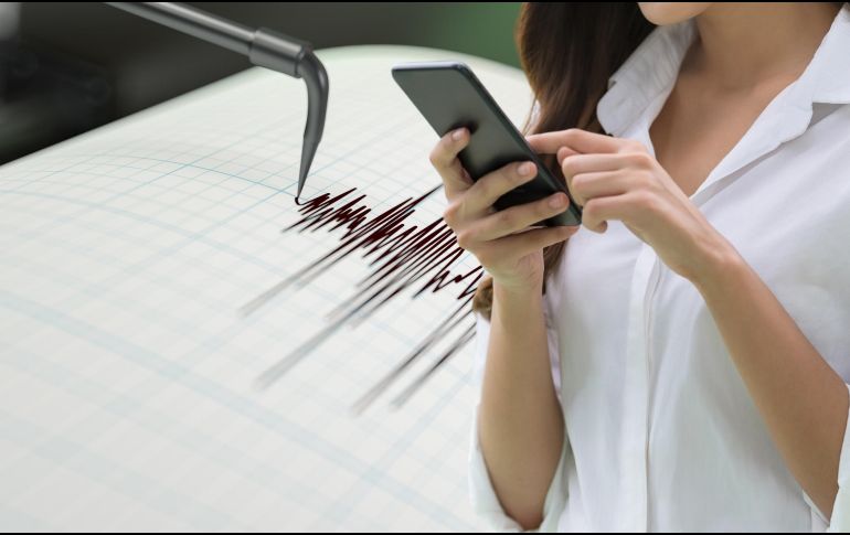 Tener una app en el celular puede ser de gran ayuda para estar preparados, ya que permite recibir alertas y actualizaciones en tiempo real sobre la actividad sísmica. ESPECIAL / CANVA
