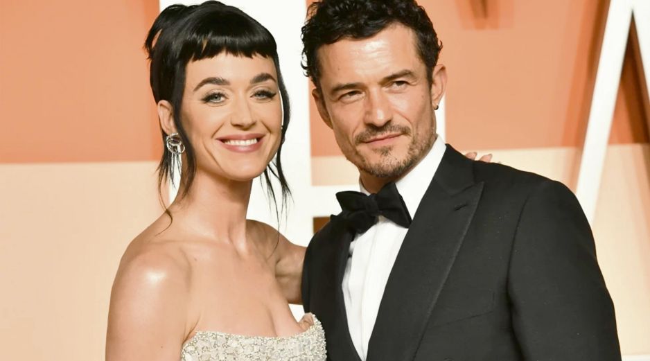 Katy Perry posa junto a Orlando Bloom durante la fiesta de los Oscar de Vanity Fair, en California, el 2 de marzo de 2025. AP