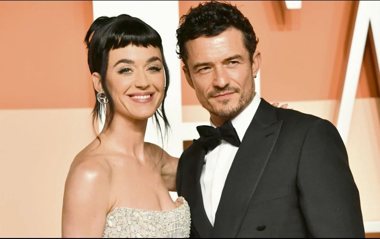 Katy Perry posa junto a Orlando Bloom durante la fiesta de los Oscar de Vanity Fair, en California, el 2 de marzo de 2025. AP