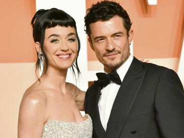Katy Perry posa junto a Orlando Bloom durante la fiesta de los Oscar de Vanity Fair, en California, el 2 de marzo de 2025. AP