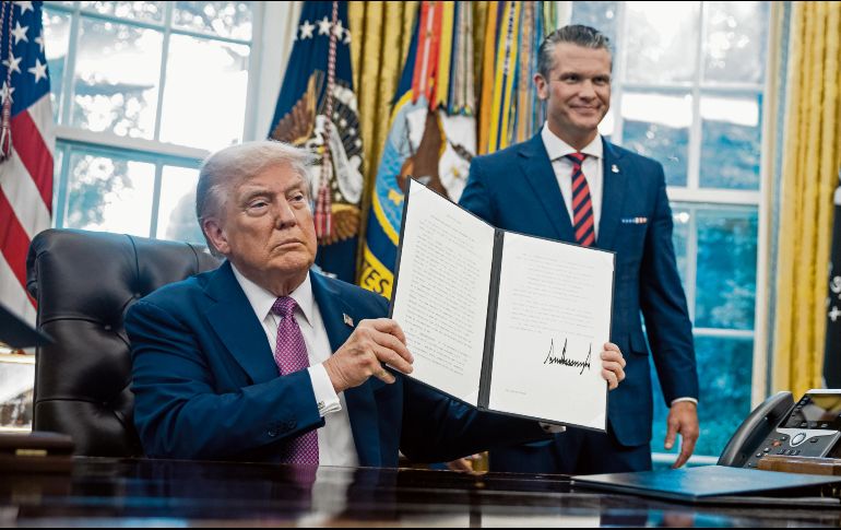 El presidente Donald Trump y el secretario de guerra, Pete Hegseth, afirman que mantendrán las operaciones militares frente a las costas venezolanas. AP