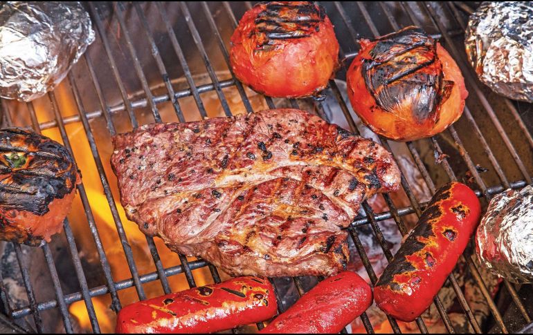 La carne asada se puede preparar en cortes variados y acompañarse de guarniciones tradicionales como tortillas, guacamole, frijoles, nopales o ensaladas frescas. SUN / ARCHIVO