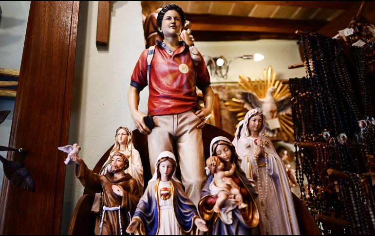 Jóvenes católicos se han identificado con la vida de Carlo Acutis, al ser un amante de la tecnología, de Internet, del deporte y los animales y ya acuden desde hace años en peregrinación a Asís, donde se exhibe su cuerpo vestido con una sudadera, jeans y tenis. AFP / ARCHIVO