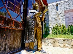 Con lecturas frente a la escultura de Arreola, cierra el ciclo 2025 de Rutas Literarias. CORTESÍA