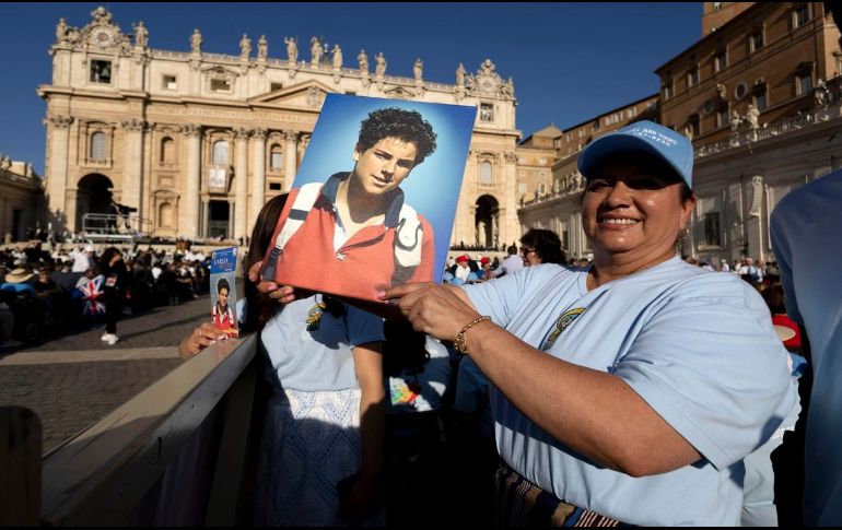 Peregrinos se reúnen en la Plaza de San Pedro para la canonización de Carlo Acutis y Piergiorgio Frassati. EFE/M. Percossi