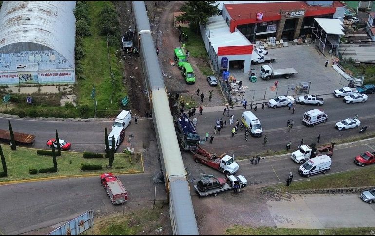 En redes sociales, circuló un video en el que se puede ver a varias personas que intentan ayudar a salir por el techo del autobús a los pasajeros atrapados. EFE/F. Gutiérrez