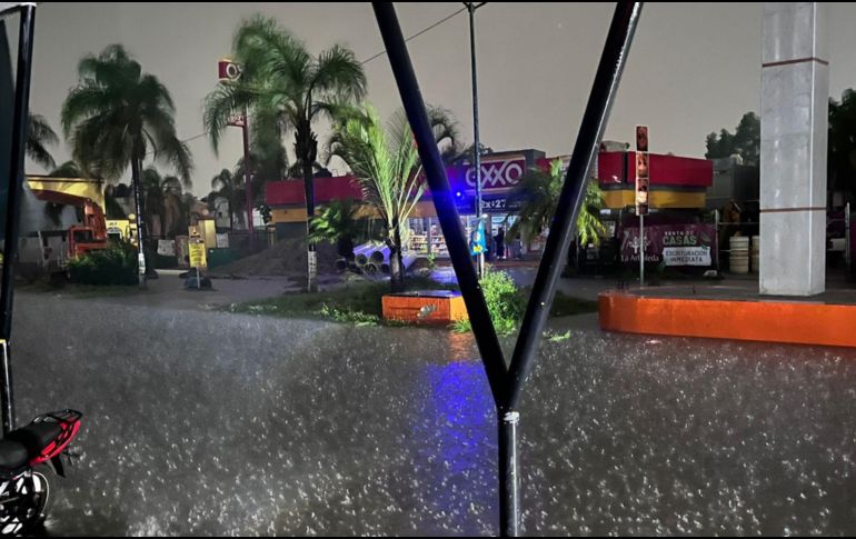 La Coordinación municipal de Protección Civil y Bomberos de Zapopan informó que el paso a desnivel de Mariano Otero y Periférico en el sentido de sur a norte fue cerrado por inundación. ESPECIAL