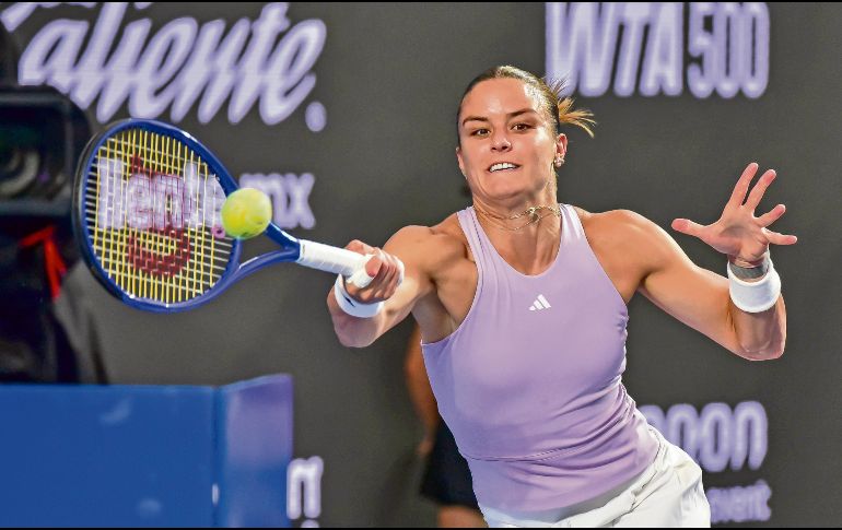 La griega Maria Sakkari, campeona en Guadalajara en 2023, se encontraba abajo 4-1 en el primer set de su duelo ante Elsa Jacquemot cuando la lluvia suspendió el juego. Hoy se reanudará el encuentro. ESPECIAL