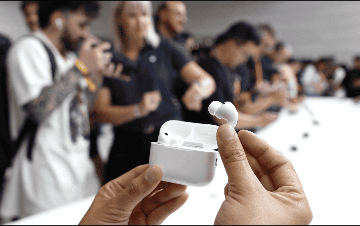 En línea con los AirPods Pro 3 y sus funciones encaminadas a mejorar el estilo de vida de sus usuarios, se revelaron nuevas versiones del Apple Watch. EFE/J. MABANGLO