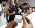En línea con los AirPods Pro 3 y sus funciones encaminadas a mejorar el estilo de vida de sus usuarios, se revelaron nuevas versiones del Apple Watch. EFE/J. MABANGLO