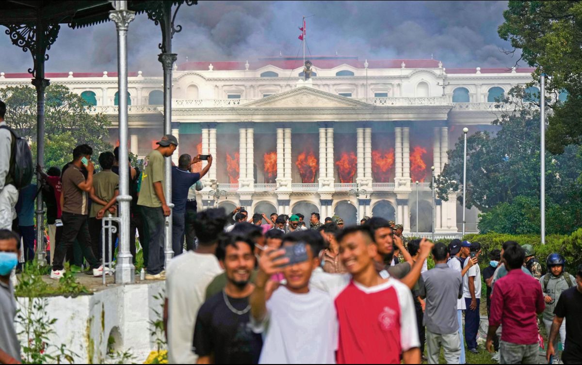 El Singha Durbar, edificio sede de agencias y oficinas de gobierno, fue incendiado. AP