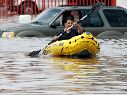 Un gran tramo de Adolf Horn quedó bajo el agua por horas, debido a la fuerte tormenta que cayó la noche del lunes en la zona. El Gobierno del Estado y el de Tlajomulco se han coordinado para atender a los afectados. En la imagen, un ciudadano se desplaza en kayak en el área. AFP/U. Ruiz