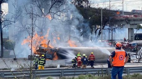 Bomberos, policías y unidades médicas acudieron al lugar de los hechos para controlar el incendio. SUN/V.  Rosas