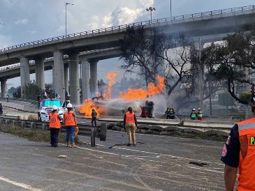 La tarde de este miércoles se registró la explosión de una pipa de gas en las inmediaciones del Puente de la Concordia, en la alcaldía Iztapalapa, lo que movilizó a los cuerpos de emergencia, bomberos y personal médico. SUN / V. Rosas